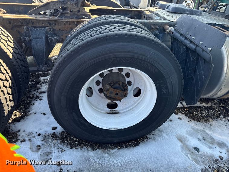 image for item YA2331 2017 Freightliner Cascadia 125 semi truck