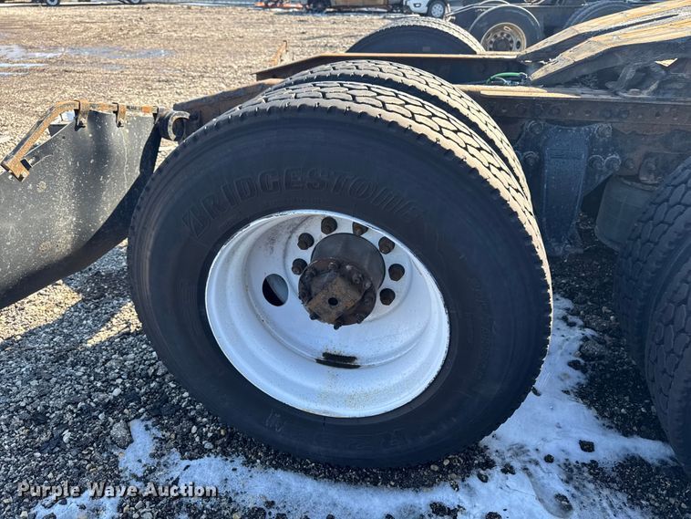 image for item YA2331 2017 Freightliner Cascadia 125 semi truck