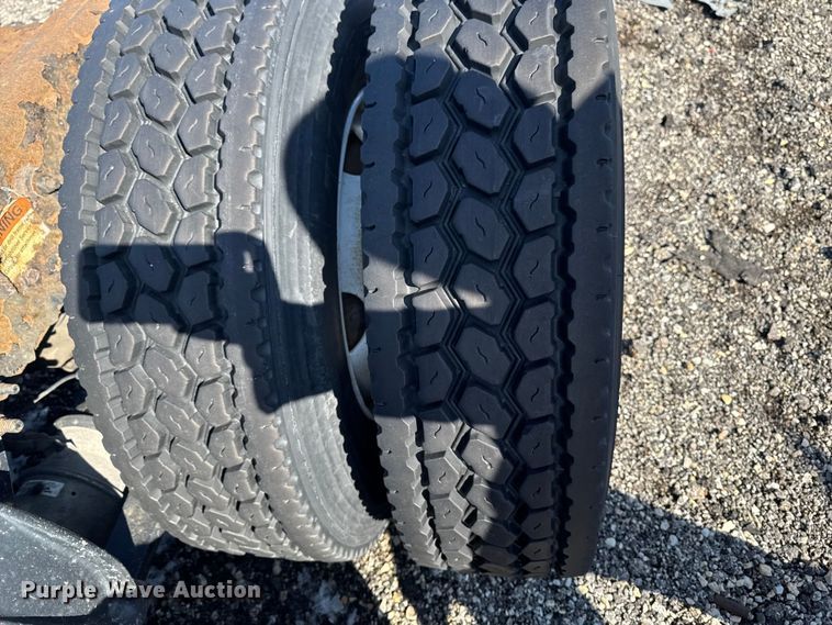 image for item YA2331 2017 Freightliner Cascadia 125 semi truck