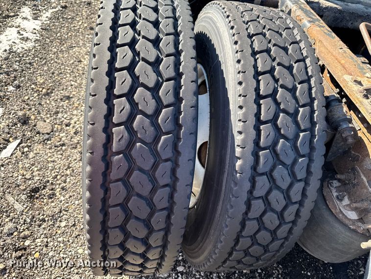 image for item YA2331 2017 Freightliner Cascadia 125 semi truck