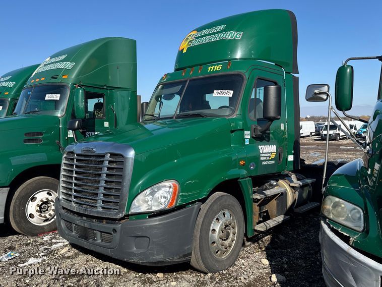 image for item YA2332 2017 Freightliner Cascadia 125 semi truck