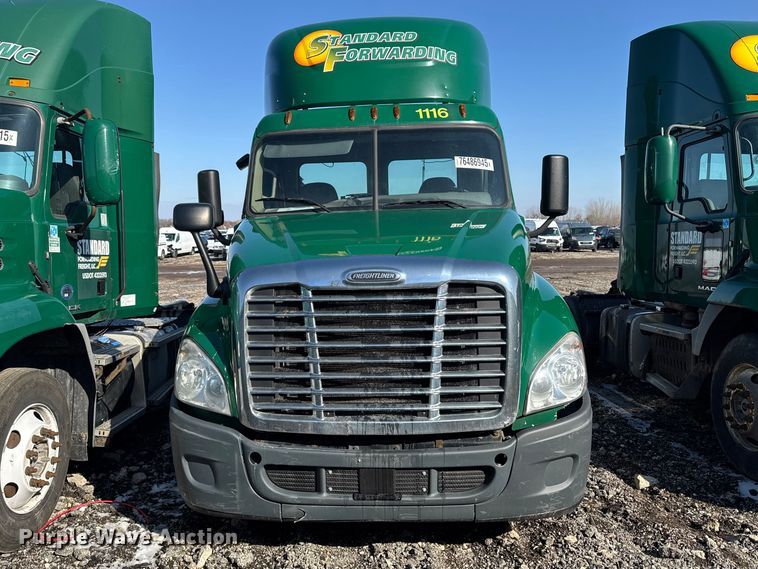 image for item YA2332 2017 Freightliner Cascadia 125 semi truck