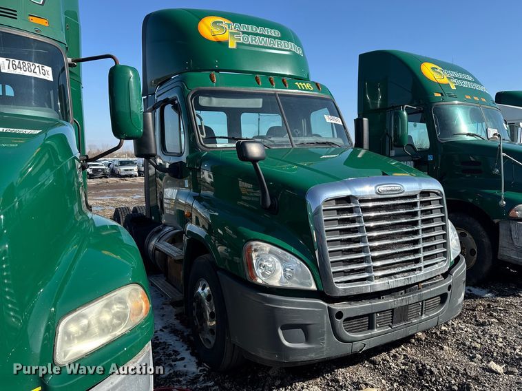 image for item YA2332 2017 Freightliner Cascadia 125 semi truck