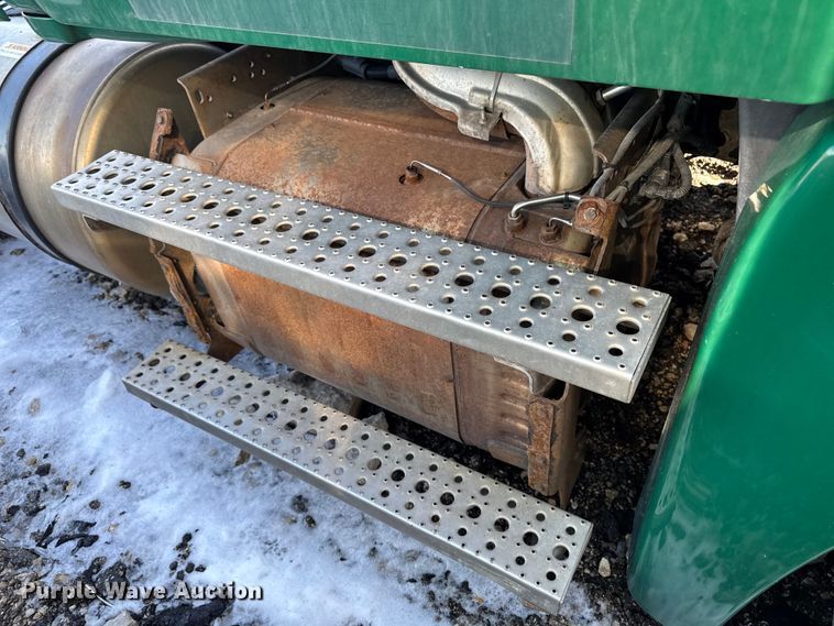 image for item YA2332 2017 Freightliner Cascadia 125 semi truck