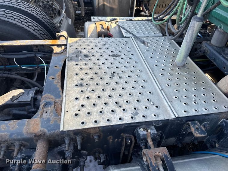 image for item YA2332 2017 Freightliner Cascadia 125 semi truck