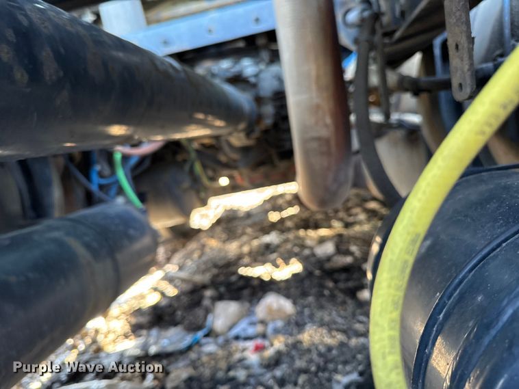 image for item YA2332 2017 Freightliner Cascadia 125 semi truck