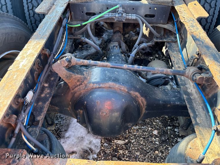 image for item YA2332 2017 Freightliner Cascadia 125 semi truck