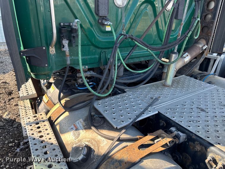 image for item YA2332 2017 Freightliner Cascadia 125 semi truck