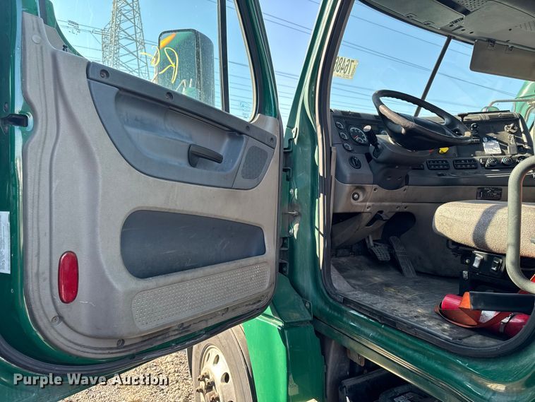 image for item YA2332 2017 Freightliner Cascadia 125 semi truck