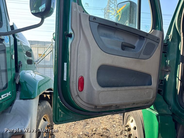 image for item YA2332 2017 Freightliner Cascadia 125 semi truck