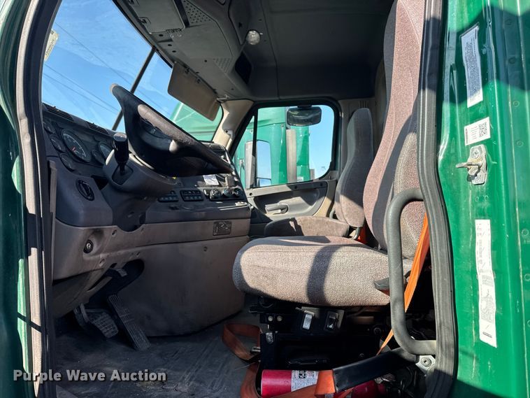 image for item YA2332 2017 Freightliner Cascadia 125 semi truck