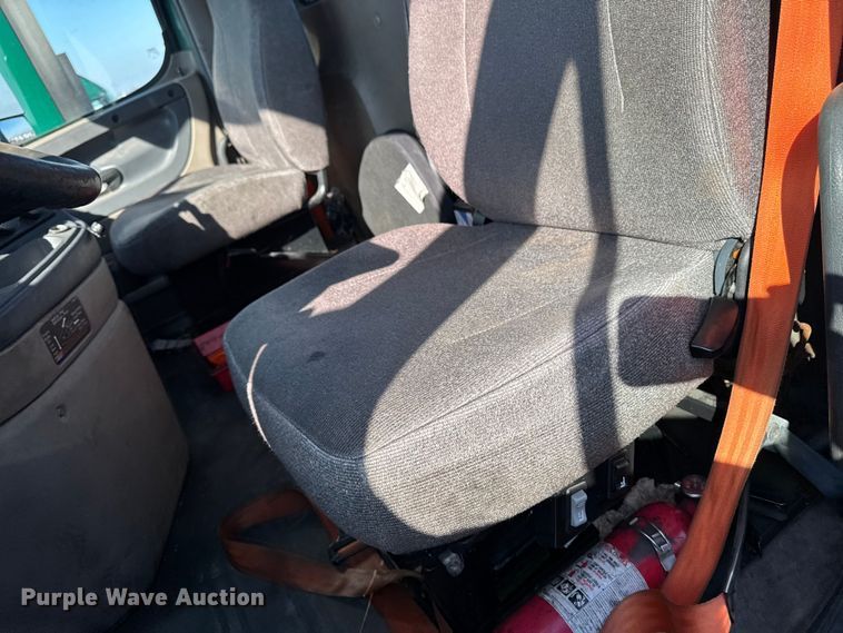 image for item YA2332 2017 Freightliner Cascadia 125 semi truck