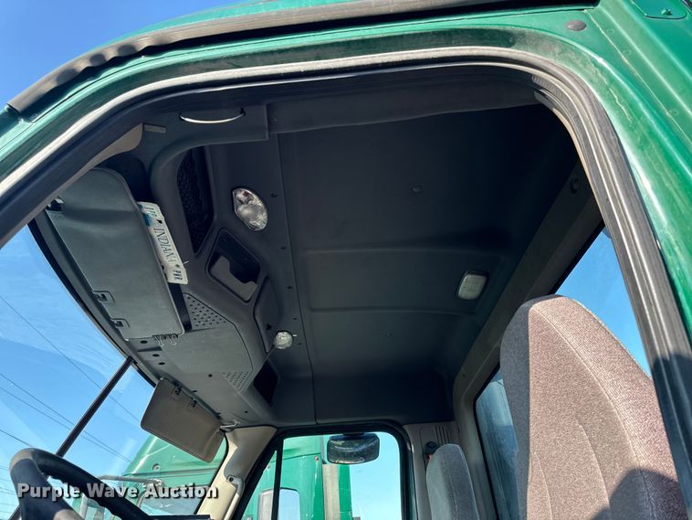 image for item YA2332 2017 Freightliner Cascadia 125 semi truck