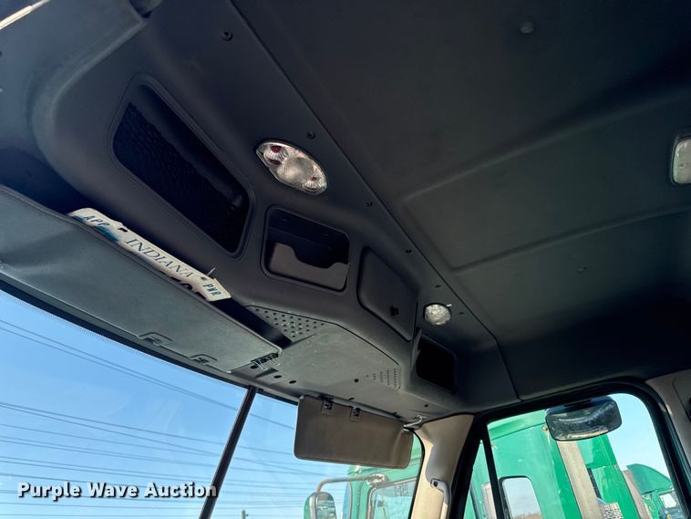 image for item YA2332 2017 Freightliner Cascadia 125 semi truck