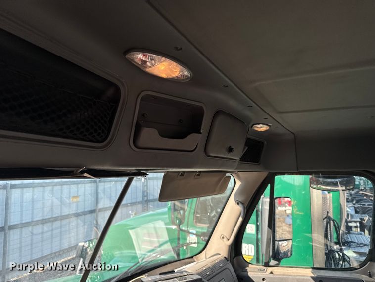 image for item YA2332 2017 Freightliner Cascadia 125 semi truck