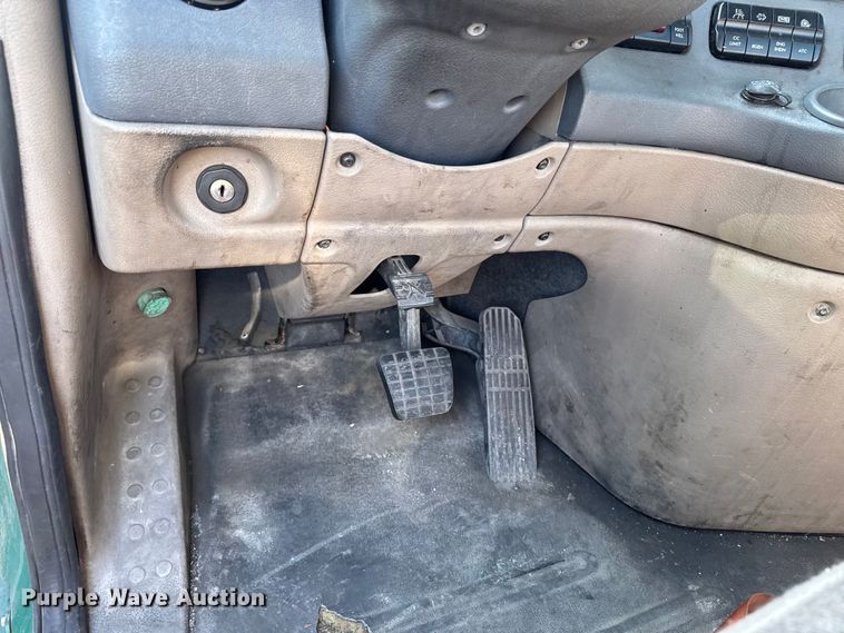 image for item YA2332 2017 Freightliner Cascadia 125 semi truck