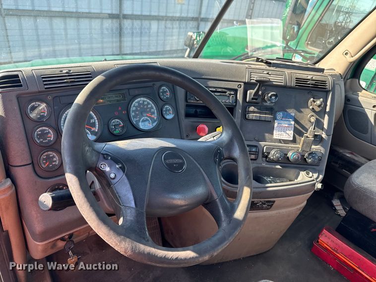 image for item YA2332 2017 Freightliner Cascadia 125 semi truck