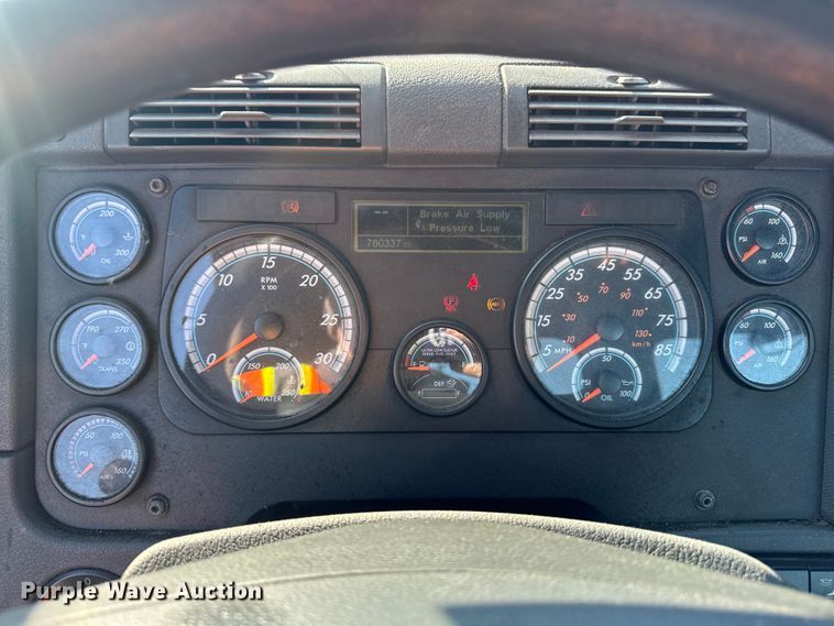 image for item YA2332 2017 Freightliner Cascadia 125 semi truck