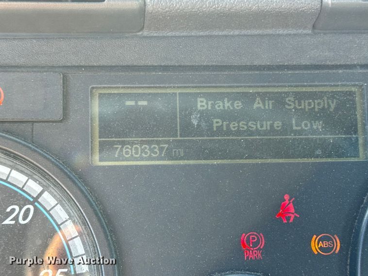 image for item YA2332 2017 Freightliner Cascadia 125 semi truck