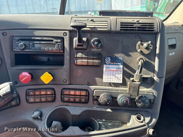 image for item YA2332 2017 Freightliner Cascadia 125 semi truck