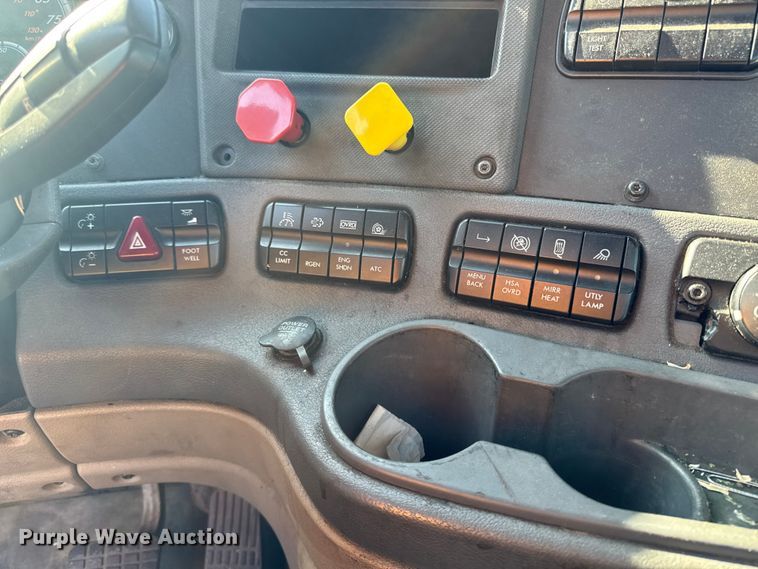 image for item YA2332 2017 Freightliner Cascadia 125 semi truck