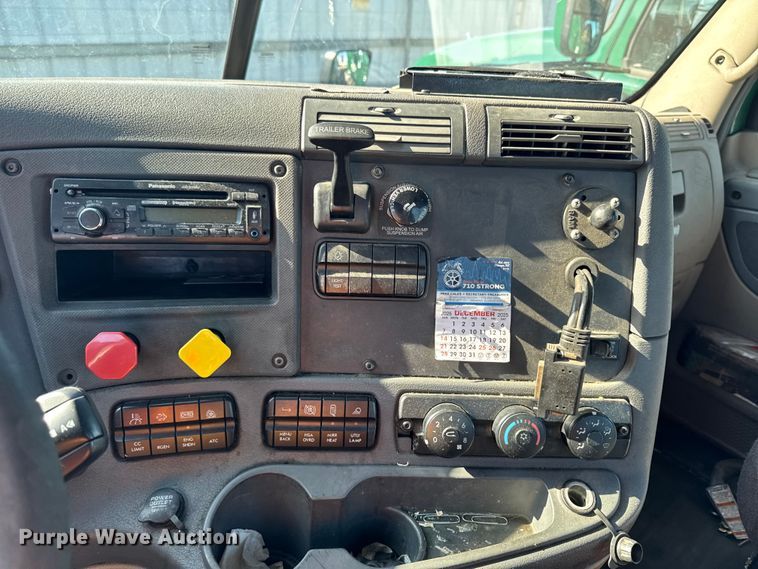 image for item YA2332 2017 Freightliner Cascadia 125 semi truck