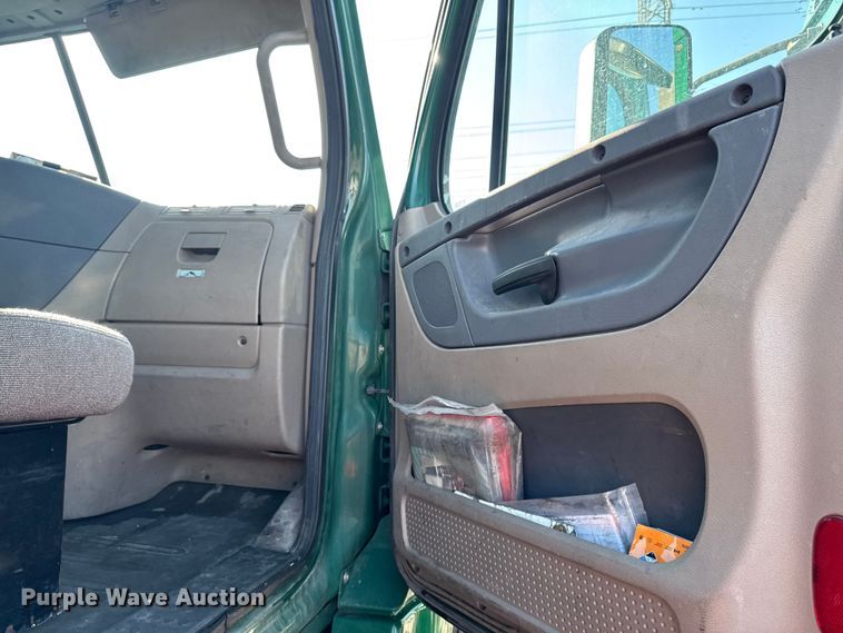 image for item YA2332 2017 Freightliner Cascadia 125 semi truck