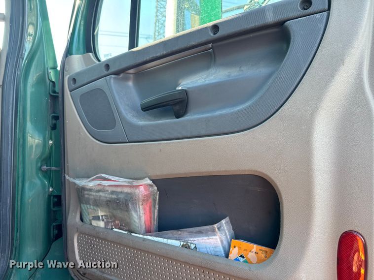 image for item YA2332 2017 Freightliner Cascadia 125 semi truck