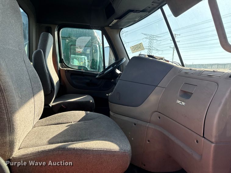 image for item YA2332 2017 Freightliner Cascadia 125 semi truck