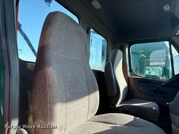 image for item YA2332 2017 Freightliner Cascadia 125 semi truck