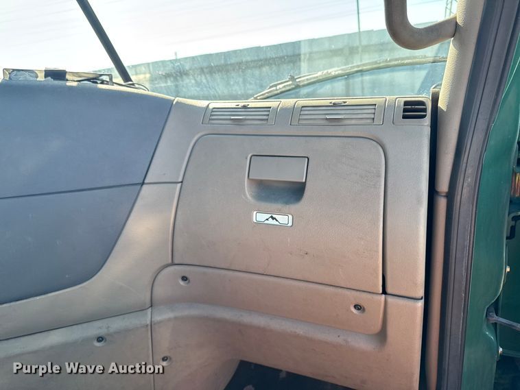 image for item YA2332 2017 Freightliner Cascadia 125 semi truck