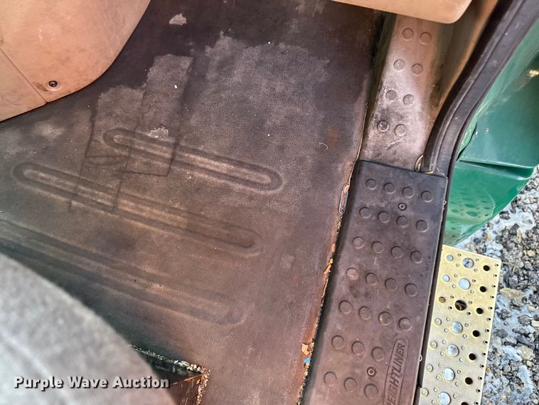 image for item YA2332 2017 Freightliner Cascadia 125 semi truck