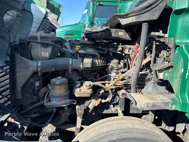 image for item YA2332 2017 Freightliner Cascadia 125 semi truck