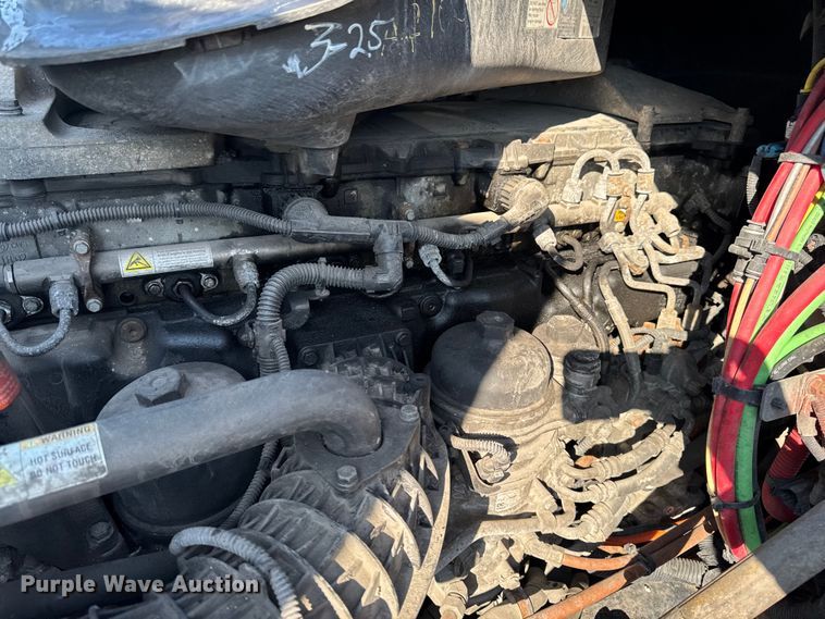 image for item YA2332 2017 Freightliner Cascadia 125 semi truck