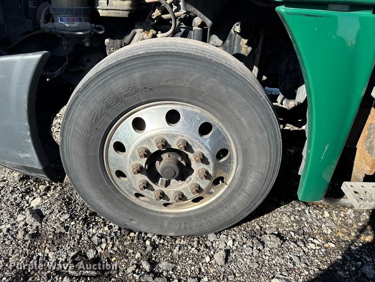 image for item YA2332 2017 Freightliner Cascadia 125 semi truck