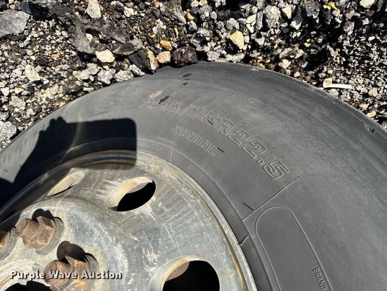 image for item YA2332 2017 Freightliner Cascadia 125 semi truck