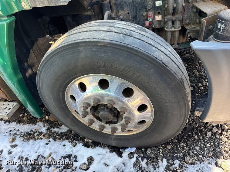 image for item YA2332 2017 Freightliner Cascadia 125 semi truck