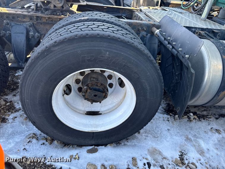 image for item YA2332 2017 Freightliner Cascadia 125 semi truck