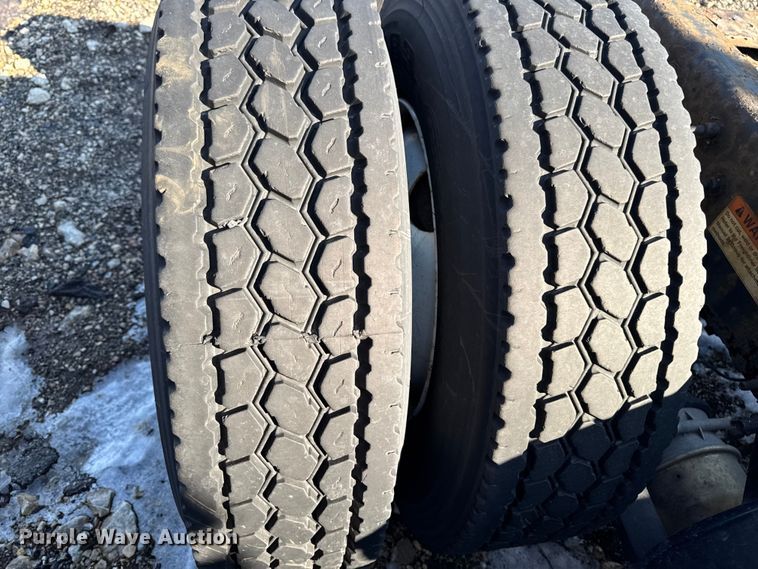 image for item YA2332 2017 Freightliner Cascadia 125 semi truck