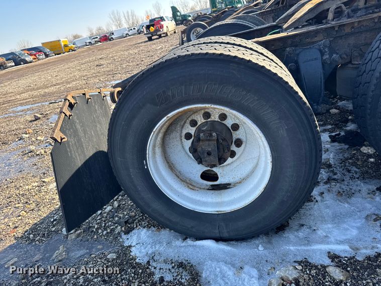 image for item YA2332 2017 Freightliner Cascadia 125 semi truck