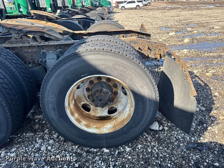 image for item YA2332 2017 Freightliner Cascadia 125 semi truck