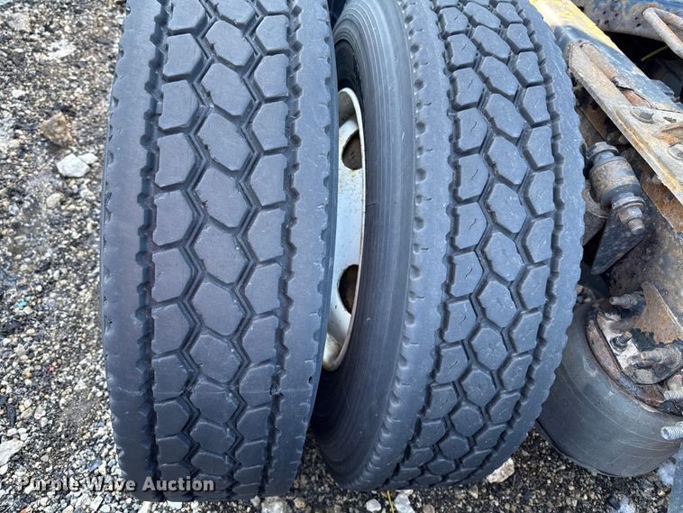 image for item YA2332 2017 Freightliner Cascadia 125 semi truck