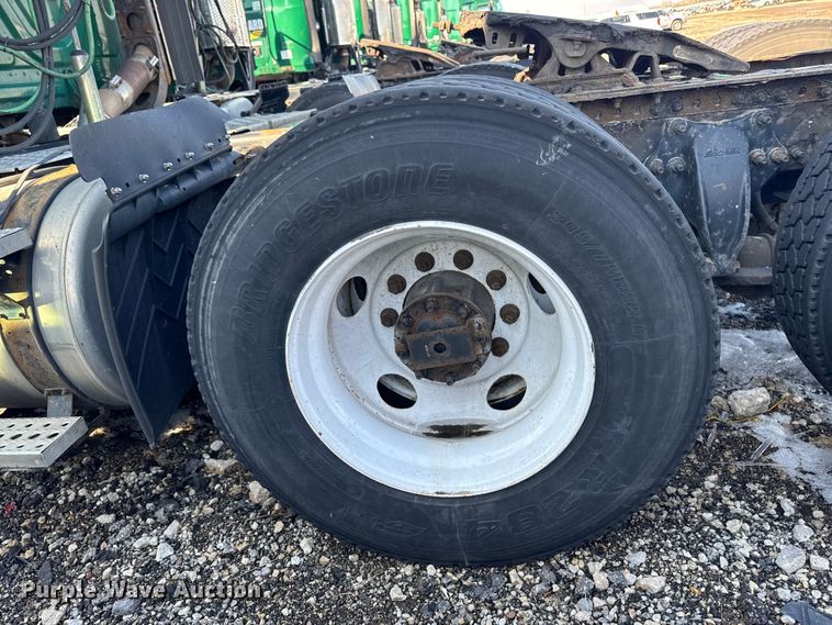 image for item YA2332 2017 Freightliner Cascadia 125 semi truck