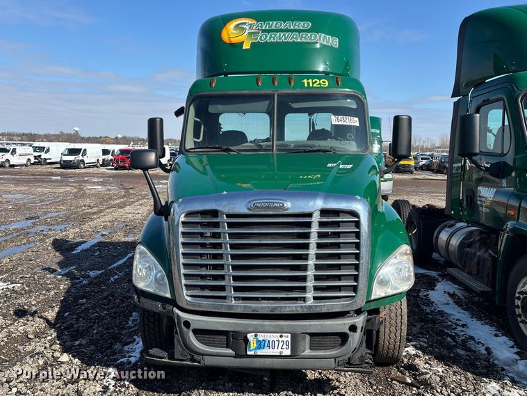 image for item YA2333 2017 Freightliner Cascadia 125 semi truck