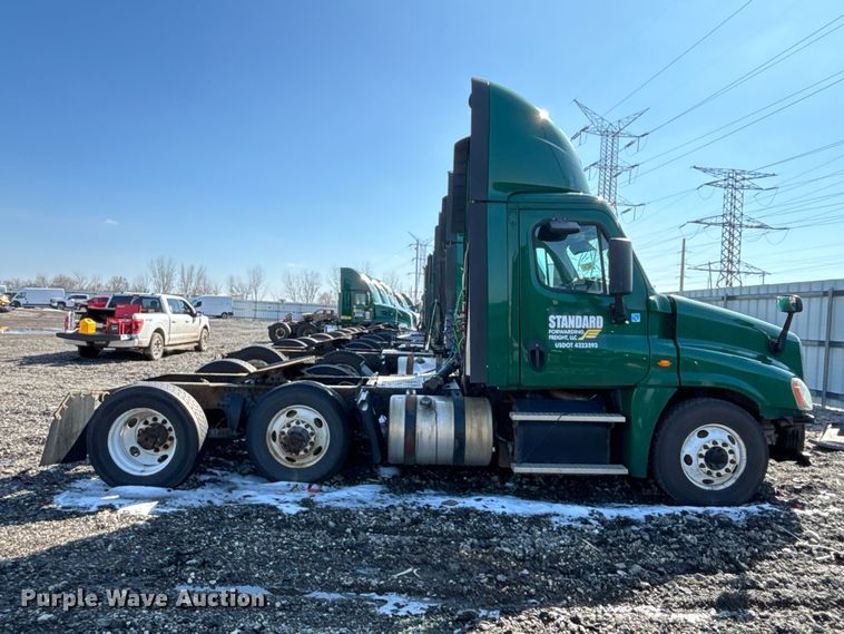 image for item YA2333 2017 Freightliner Cascadia 125 semi truck