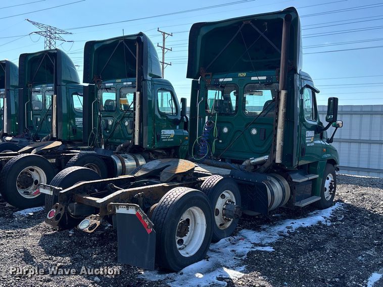 image for item YA2333 2017 Freightliner Cascadia 125 semi truck