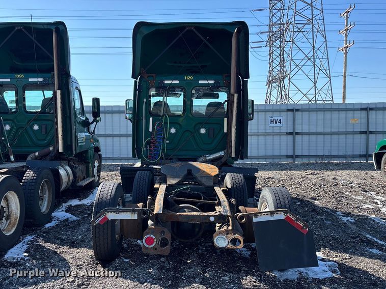 image for item YA2333 2017 Freightliner Cascadia 125 semi truck