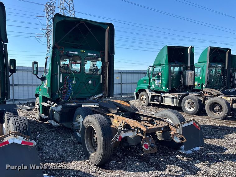 image for item YA2333 2017 Freightliner Cascadia 125 semi truck