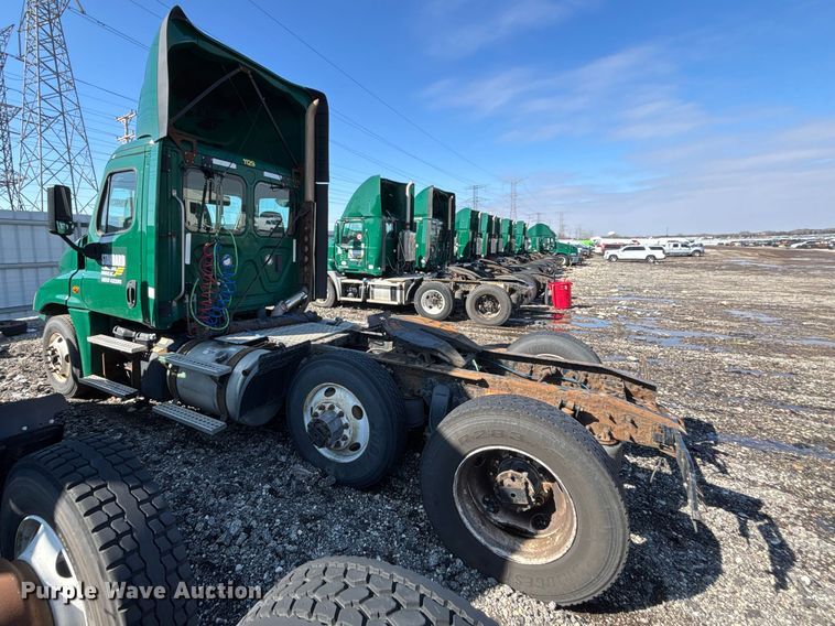 image for item YA2333 2017 Freightliner Cascadia 125 semi truck