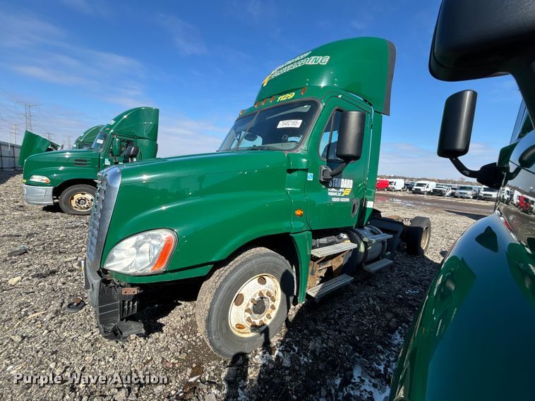 image for item YA2333 2017 Freightliner Cascadia 125 semi truck